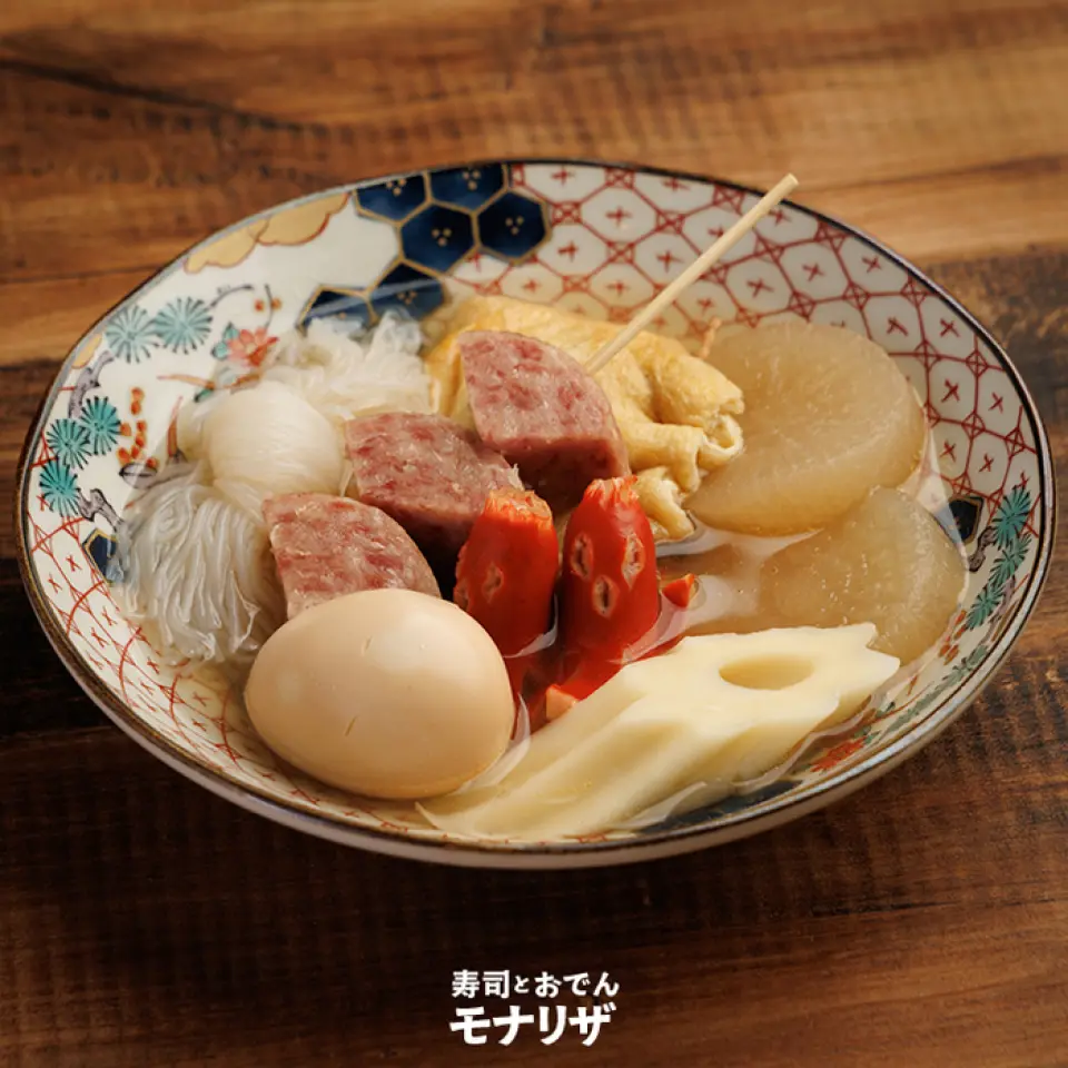 โอเด้งรสชาติเข้มข้นนี้ผสานกับรสชาติอูมามิของน้ำซุปอันกลมกล่อม รสชาติเข้มข้นของหัวไชเท้า ไข่ และเนื้อปลาบดที่ปรุงอย่างพิถีพิถัน ช่วยเพิ่มความอบอุ่นที่ละลายในปาก เชิญลิ้มลองเมนูเลิศรสจานนี้ที่จะซึมซาบเข้าสู่หัวใจคุณอย่างเงียบๆ