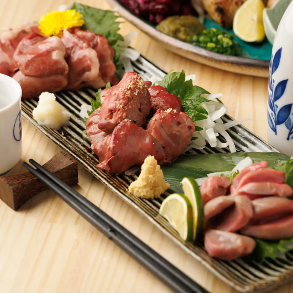 鲜嫩多汁的「本地鸡肝刺身」和清爽可口的「本地鸡心刺身」唯有新鲜食材才能成就如此美味！它们鲜味十足，佐以调味品和柑橘类水果后，风味更上一层楼！它们与酒类饮品堪称绝配，绝对是您不容错过的美味佳肴！千万不要错过品尝刺身带来的奢华体验！另有什锦拼盘可供选择！