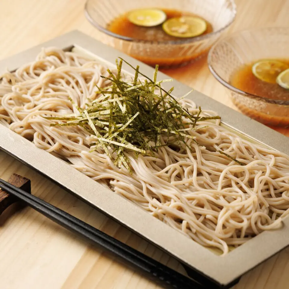 我们的招牌菜是信州荞麦面！这道美味佳肴口感顺滑，令人回味无穷！劲道的面条包满了浓郁的荞麦面汤汁，佐以清爽的酢橘香气，最后撒上切碎的海苔，更添风味。尽情享用这道令人满足的信州荞麦面吧，作为餐后甜点再合适不过了！可单点或选择套餐！