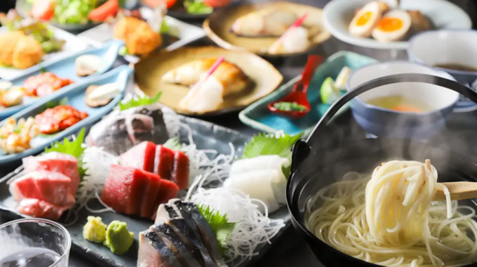 本店以精选食材烹调而成，由拥有超过25年经验的主厨精心烹调的菜肴而闻名。尤其值得一提的是，我们的刺身，每种鱼类都从不同的供应商处采购，确保新鲜美味。我们选用九州产米，以其独特的香气和甘甜口感而闻名。我们的创意料理融合了九州传统风味，提供种类丰富的菜肴，包括沙拉卷和地狱烧。此外，我们也提供拉面和米饭等餐点，让您尽情享受日本美食的极致体验。