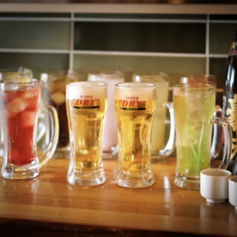 Chúng tôi có rất nhiều loại đồ uống với giá cả phải chăng. Highball, lý tưởng để nâng ly chúc mừng, có giá 290 yên, và với thêm 300 yên, bạn có thể nâng cấp lên cốc lớn gấp 2,5 lần (1 lít)! Đây là một ưu đãi tuyệt vời cho những ai yêu thích rượu. Hoppy cũng được phục vụ kèm với shochu Kinmiya. Chúng tôi cũng có nhiều loại shochu, cocktail và rượu chua chính hiệu với giá chỉ từ 280 yên! Hãy tận hưởng những giây phút vui vẻ và sôi động bên ly đồ uống yêu thích của bạn.