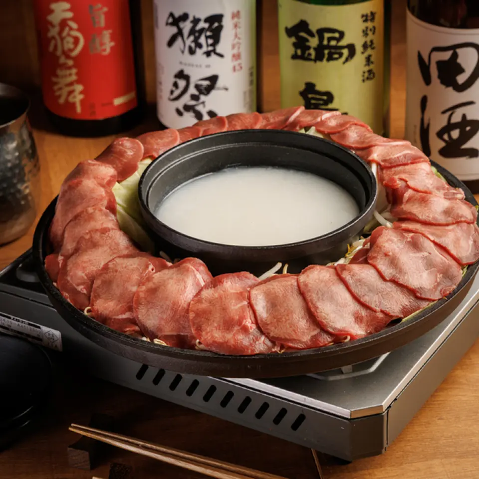 雖然牛舌厚實，但口感卻柔軟酥脆，這是貝尼雷亞餐廳獨有的特色，由我們的主廚精心挑選，以其絕佳的口感和嚼勁而著稱！我們準備了多種菜餚，讓您充分品嚐到這牛舌的美味。