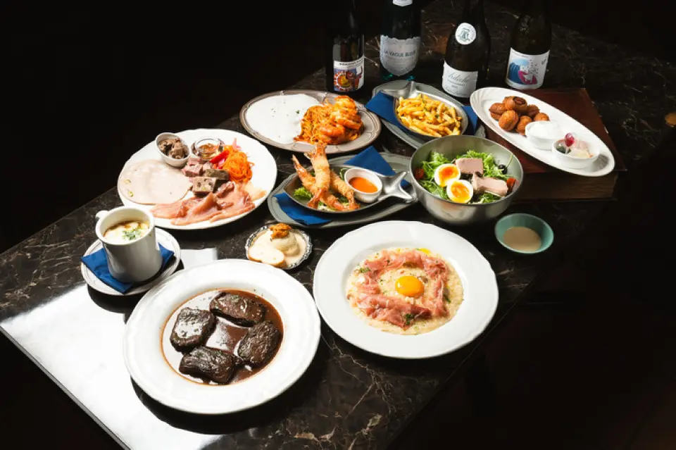 For dinner, you can enjoy authentic bistro cuisine, including the slowly simmered meat dish Melimelo and fresh oysters. It pairs perfectly with wine and craft beer, creating a luxurious experience for adults. Courses start from 4,500 yen and include two hours of all-you-can-drink.