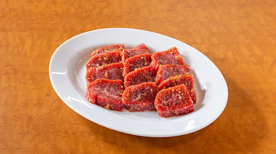 我們對食材絕不妥協！本店選用當日新鮮上等的國產牛肉，絕不冷凍，由老闆親自挑選。而且，一份的量足夠兩人享用，物超所值。如果您獨自前來，我們還可以為您提供半份肉，價格也減半。我們只為您奉上最美味的肉食……盡情享用我們傾注了老闆熱情精心烹製的烤肉菜單吧！