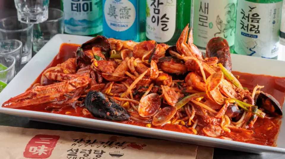 Chúng tôi cũng gợi ý món "Haemuljjim", một loại súp đặc được nấu từ nhiều loại hải sản tươi sống và cô đặc với vị umami. Hương vị hải sản và gia vị cay nồng hòa quyện hoàn hảo, và đây cũng là món ăn được người dân địa phương ưa chuộng vì rất nhiều rau.