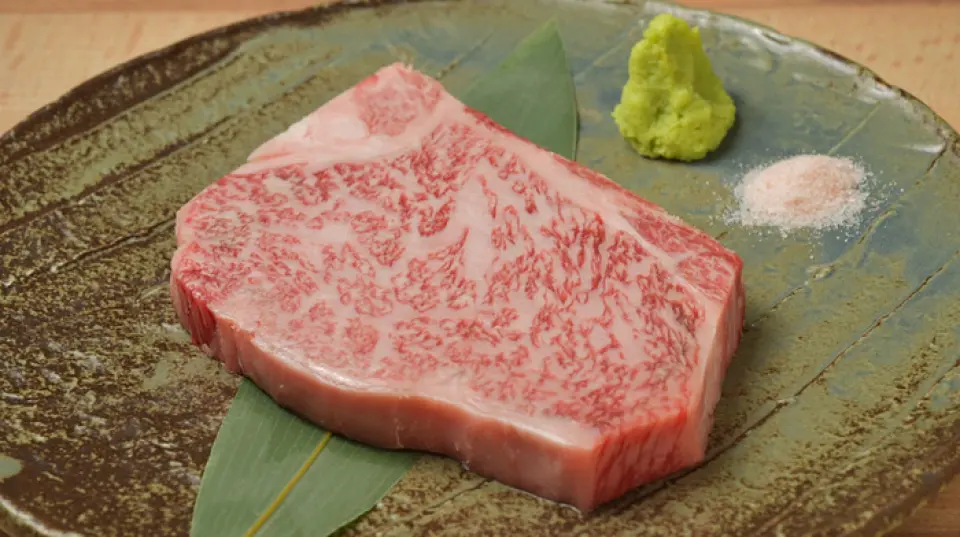 Bạn có thể thưởng thức "Thịt bò Ise Mizusawa", một thương hiệu thịt bò nguyên bản từ thành phố Yokkaichi, tỉnh Mie, được mua trực tiếp từ trang trại và được bán nguyên con. Ở Yokkaichi, hiếm có nhà hàng nào mua nguyên con loại thịt bò này, và vì họ mua nguyên con bò, bạn có thể tận hưởng giá cả, miếng thịt và chất lượng chỉ có thể đạt được khi mua nguyên con bò. Mặc dù thịt bò Ise Mizusawa là nguyên liệu chính, nhưng thịt bò Matsusaka và các loại thịt bò khác cũng có sẵn. Hãy thưởng thức nhé!