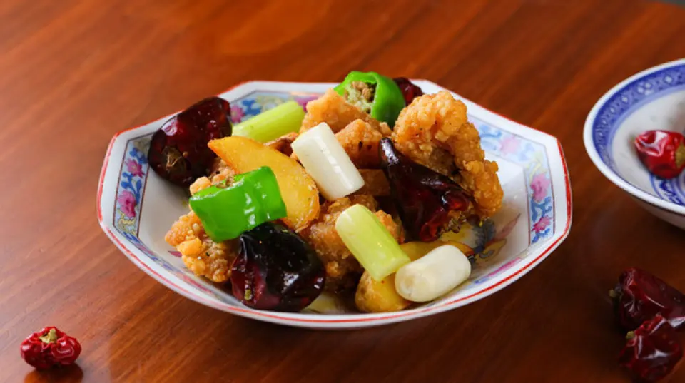 我們用日本辣椒烹製的辣味菜餚很受歡迎，招牌菜是“麻辣雞——四川花椒炸雞”。此外，我們也提供多種採用世界各地調味料和香料烹調的菜餚。我們也提供各種適合單人用餐的小份菜餚。