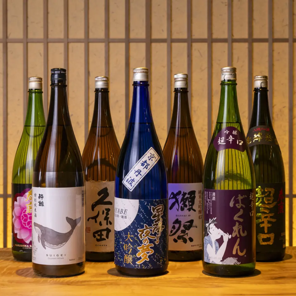 In addition to sushi made by our skilled chefs, our restaurant also offers a wide variety of exquisite dishes that reflect the bounty of the season. We have carefully selected around seven types of sake from all over the country, each of which subtly enhances the charm of the food, from its aroma and flavor to its lingering aftertaste. You can enjoy the profound flavors that are born when the unique characteristics of the sushi and sake resonate with each other. The beauty of the craftsmanship put into each piece of sushi and the profound flavor of the sake. Enjoy the rich aftertaste that this harmony brings about to your heart's content.