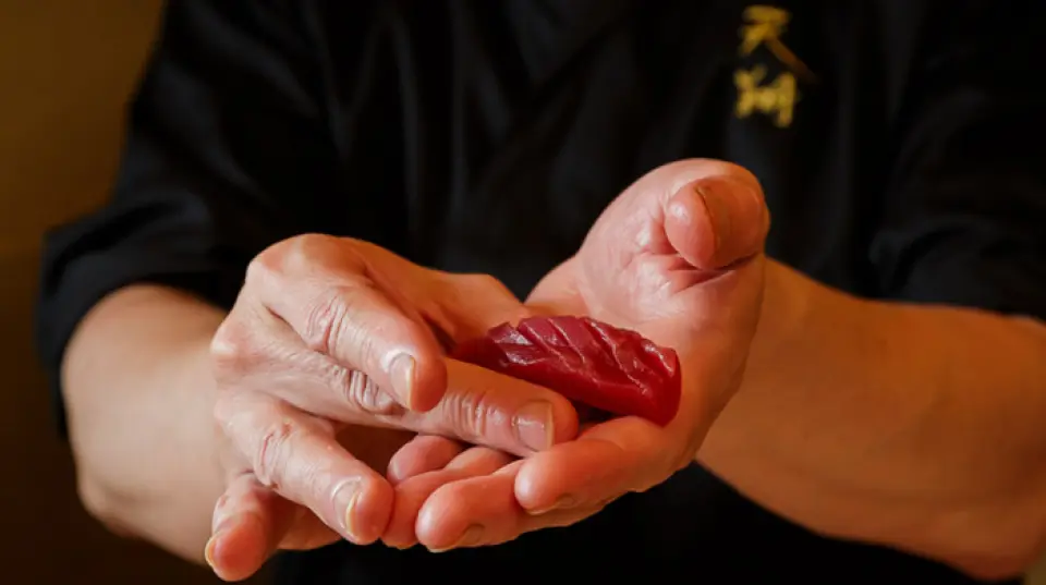 At our restaurant, our chefs prepare each and every sushi in an omakase style, incorporating the unique characteristics of the ingredients and their delicate techniques. Choose from a variety of options to suit your occasion and mood, including the popular 15-piece chef's selection, or the Executive Course (with all-you-can-drink) featuring 12 exquisite sushi pieces and a side dish. Preparation, aging, temperature, and seasoning are all carefully considered, bringing out the full flavor of the ingredients. Experience the quiet luxury born from the artisan's handiwork.