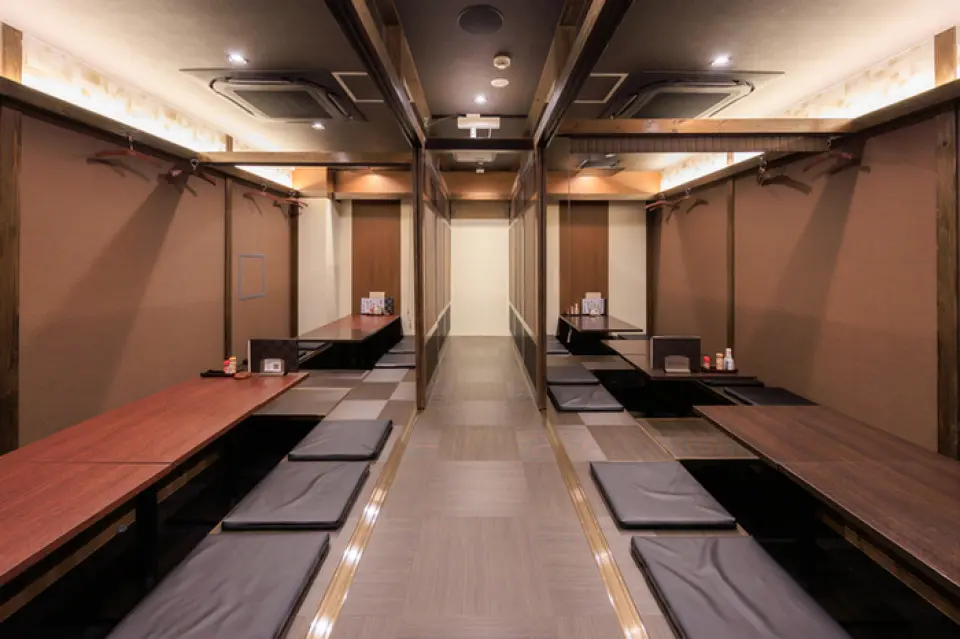 餐厅地理位置优越，距离千叶站仅需步行30秒，拥有现代化的空间，并以温暖的木质装饰和柔和的灯光营造出舒适宜人的氛围，是招待宾客的理想之选。我们还设有小型包厢和可容纳多达40人的榻榻米包厢，并配备投影仪，可满足各种场合的需求。是举办宴会的完美选择！