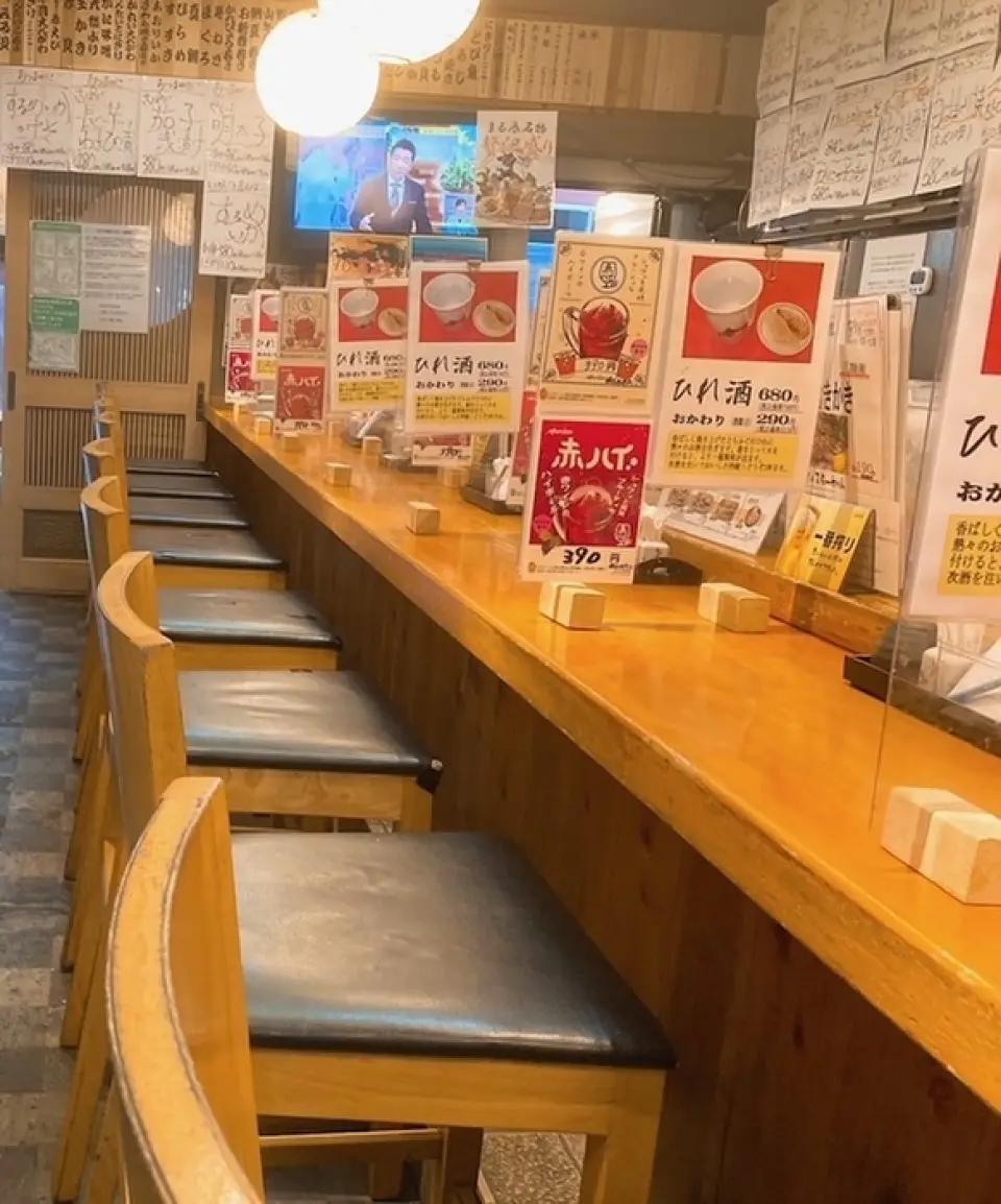 Chúng tôi có chỗ ngồi ngay quầy bar để bạn có thể thưởng thức bữa ăn ngay cả khi đi một mình. Tầng hai có phòng trải chiếu tatami nên bạn có thể thoải mái thưởng thức bữa ăn ngay cả khi đi cùng trẻ em.