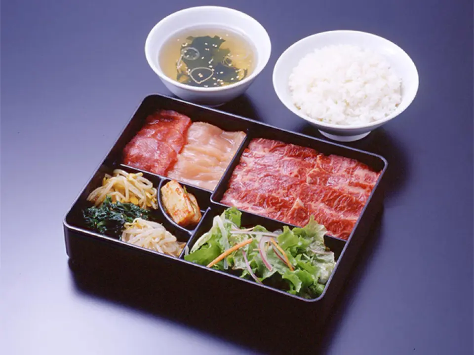 Our premium salted tongue, made with particular attention to thickness, is offered at an astonishingly low price! Our new way of enjoying salted tongue is with our green onion-wrapped salted tongue, which is sliced from the tip to the base, allowing you to enjoy the whole beef tongue. As it is thinly sliced, please be careful not to overcook it and wrap it in our special green onion sauce before eating. We also have a satisfying lunch menu that can be enjoyed at a reasonable price! Please try it for lunch ◎