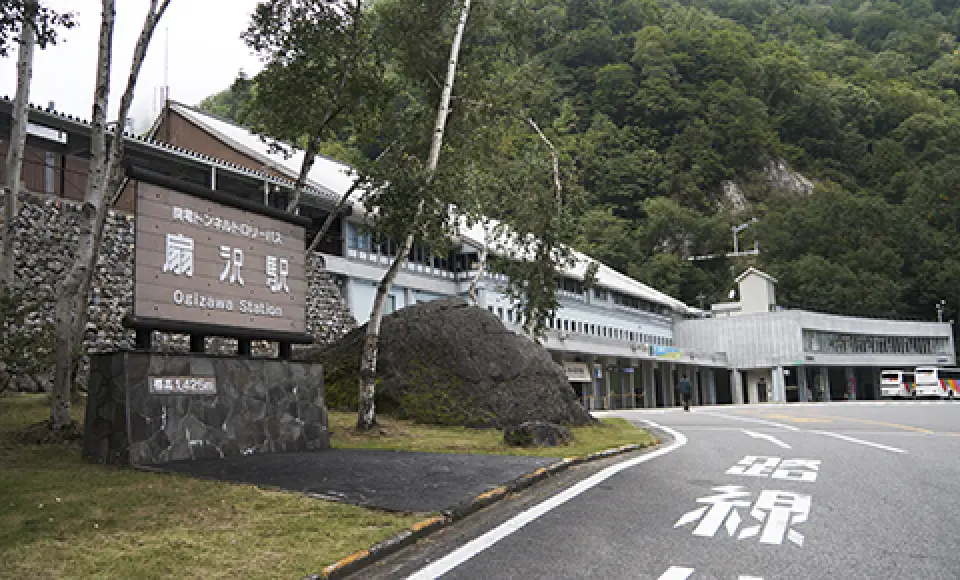 【入●立山黑部阿爾卑斯山脈路線〉入●立山車站～立山登山纜車〉入●美女平、彌陀原～立山高原巴士〉入●雪之大谷、室堂（立山主峰）～立山隧道無軌電車〉入●大觀峰～立山架空索道〉入●黑部平～黑部登山纜車〉入●黑部湖、黒部水庫～關電隧道電氣巴士〉入●扇澤車站】
