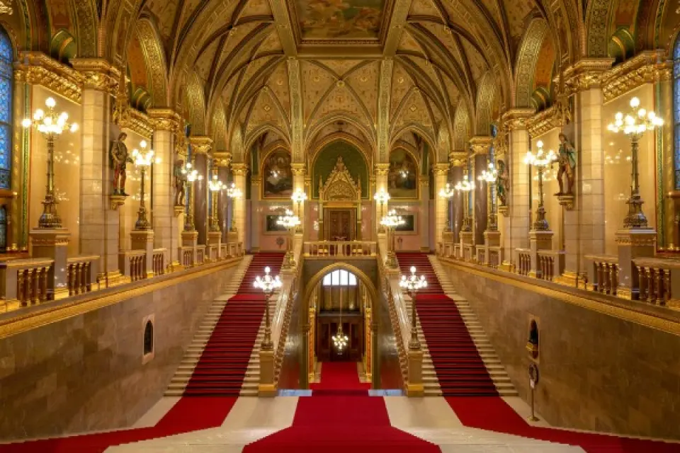 【布達佩斯〉入●國會大廈Hungarian Parliament Building〉布達佩斯BUDAPEST(漫步匈牙利三小鎮)〉48公里〉入●埃斯特戈姆Esztergom〉入●維榭格拉德Visegrad〉入●聖坦德Szentendre〉221公里〉布拉提斯拉瓦Bratislava】