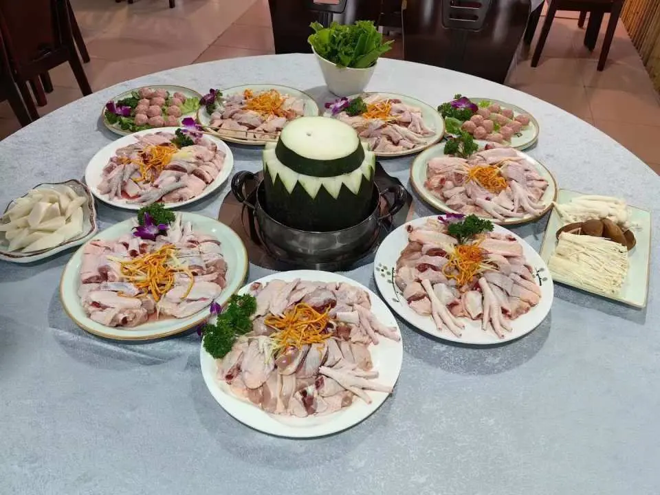 中山美食團【任食·蟲草花清遠跑山雞滋補冬瓜盅宴】桌景，豐富的清遠跑山雞肉片及配料整齊擺放，等待烹煮。