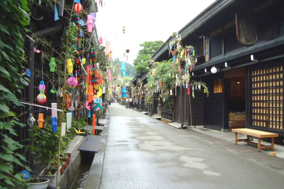 【入●飛驒小京都～高山老街、上三之町〉入●郡上八幡博覽館～體驗日本三大民謠之郡上舞〉入●水之城下町～郡上八幡古街、名水宗祇水〉入●光伸免稅店】