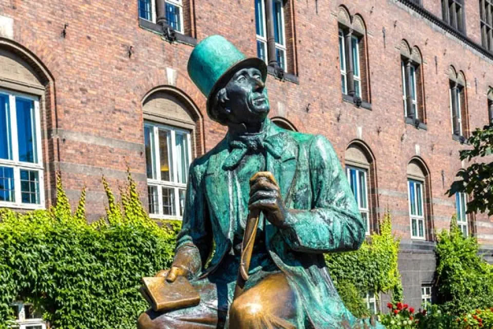 【雷克雅未克／哥本哈根(約3小時15分)〉照●哥本哈根Copenhagen〉照●市政廳Copenhagen City Hall〉照●安瑪麗堡皇宮Amalienborg〉照●克麗斯汀堡Christiansborg Slot〉照●安徒生銅像 Statue of Andersen〉哥本哈根】