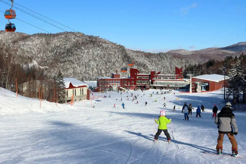 札幌国際スキー場は、北海道でも有数のパウダースノーと広大なスキーコースを誇ります。