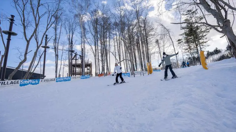 You can experience skiing and snowboarding without having to go to a ski resort far from Sapporo city.