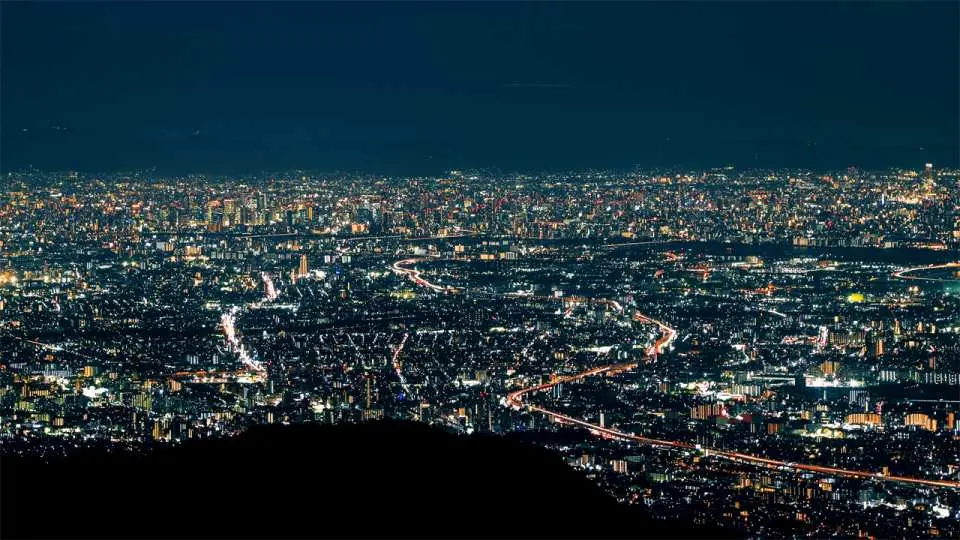 Maya Mountain Night View: A Dreamlike Experience of the Kobe Skyline, the Million-Dollar Night View from the Kikuseidai Observatory on Mount Maya. Mount Maya, located in the Rokko mountain range, is a 702-meter-high peak. From the summit, one can enjoy panoramic views of Awaji Island, Akashi Bridge, and Shodoshima Island. The night view from the Kikuseidai observation deck is particularly spectacular, considered one of Japan's three most famous night views.