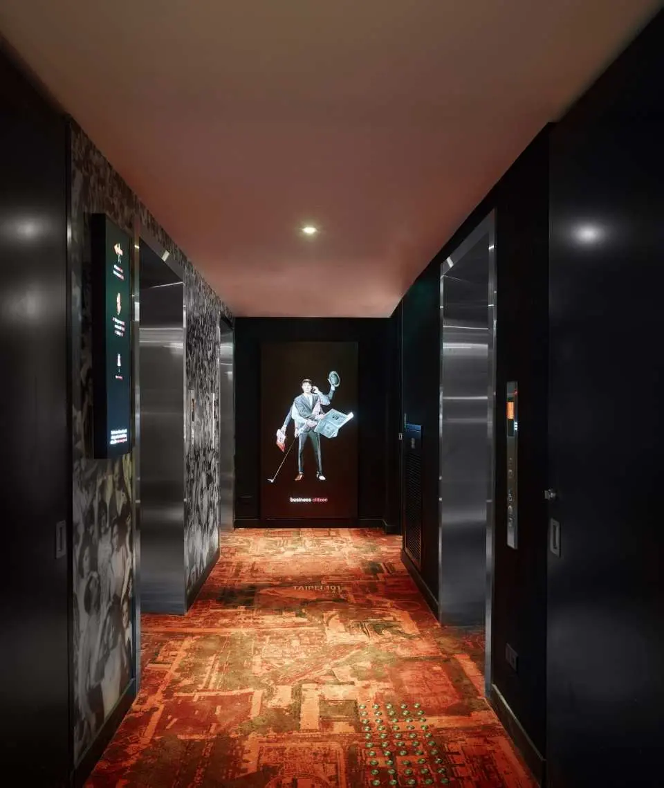 citizenM 每層樓的電梯口都規劃獨有的視覺藝術空間。