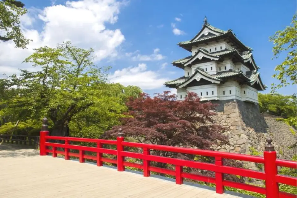 【入●秋田名物烤米棒DIY〉入●弘前城公園(上天守閣)〉入●津輕藩睡魔村】