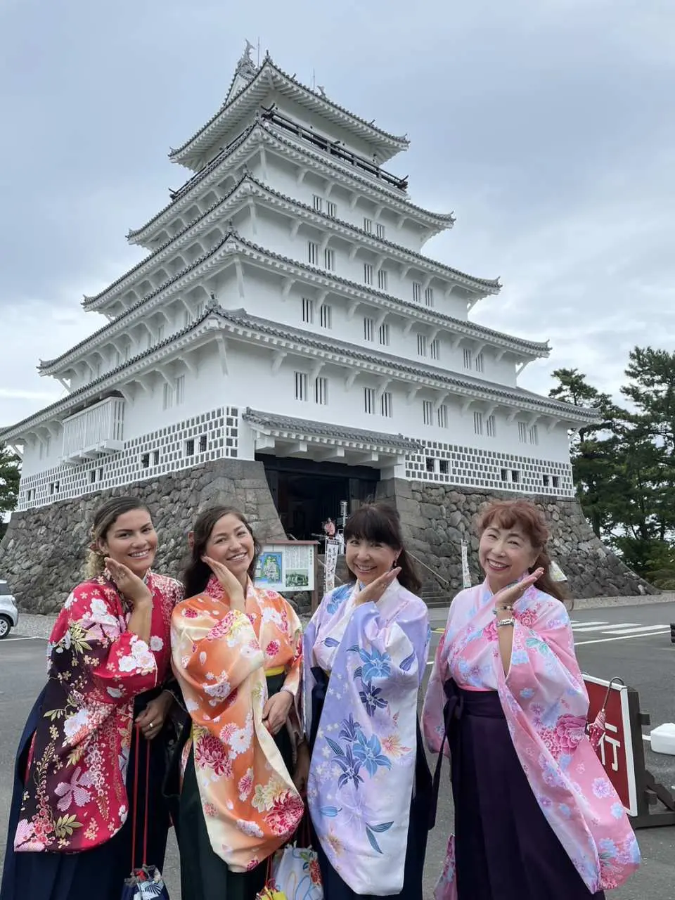 Wearing a retro-modern hakama, you can experience a time-travel experience.