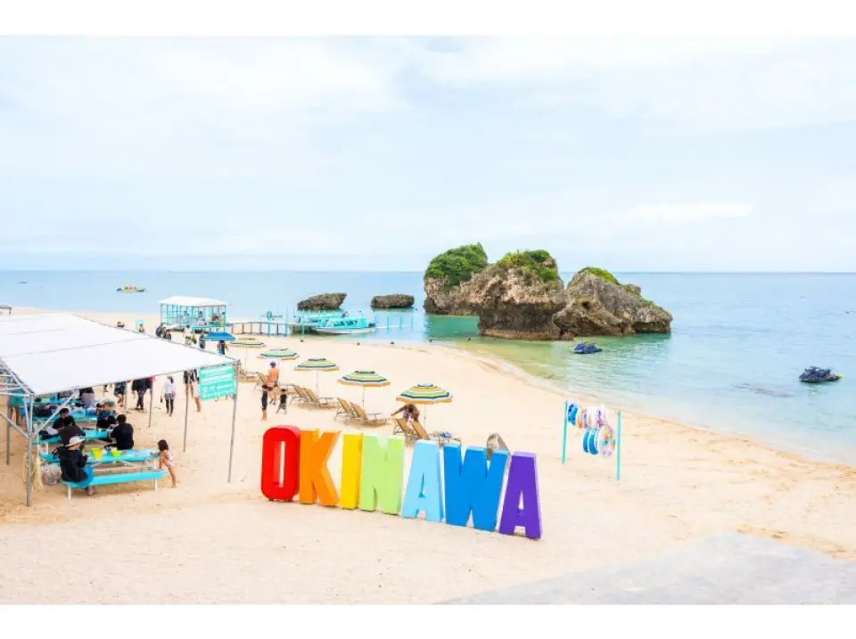 包含 3 次漂流圈體驗 + 無限次使用立式槳板、浮潛、劃橡皮艇和釣魚。