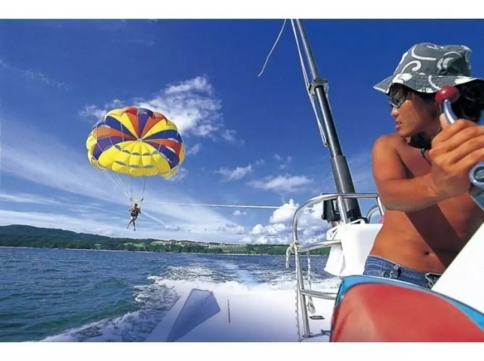 Parasailing with a motorboat lifting you up to 40m in the air