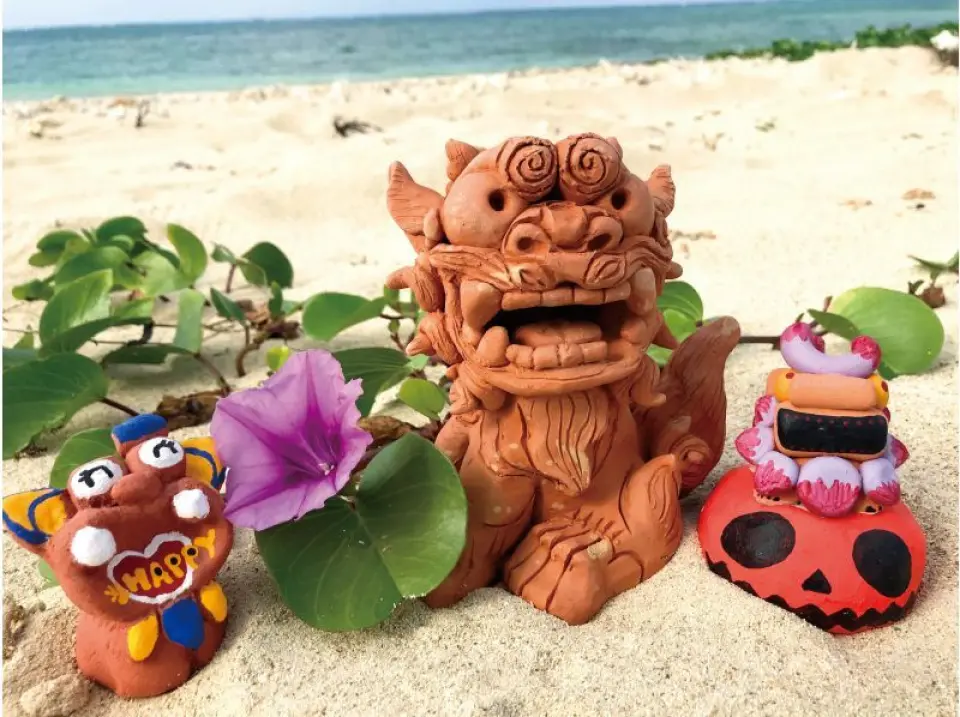 Experience making Shisa statues at a seaside cafe!
