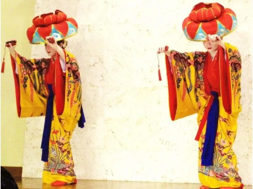 The first part of the Ryukyu dance performance has finished. Please enjoy your meal until the second part begins.