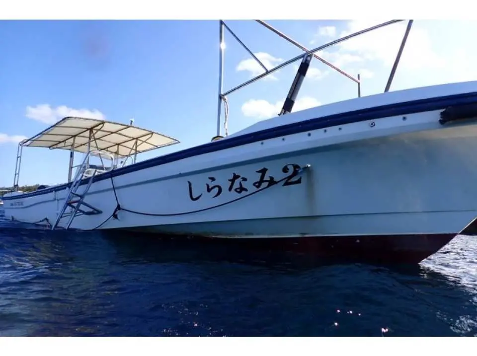 青の洞窟へ出航。専用ボートで青の洞窟へGO！約10分で到着です。