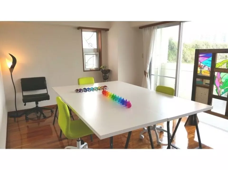 RayColors is a bright and cheerful classroom.