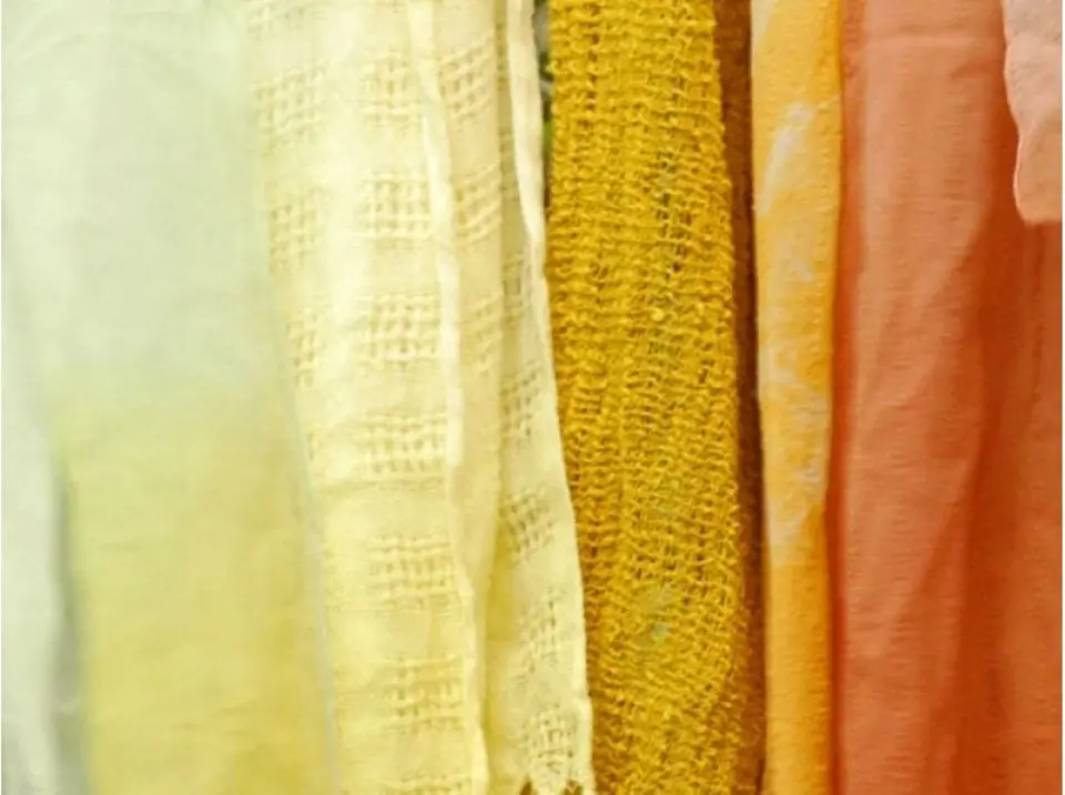 The finish varies depending on the dyeing method and dye solution.