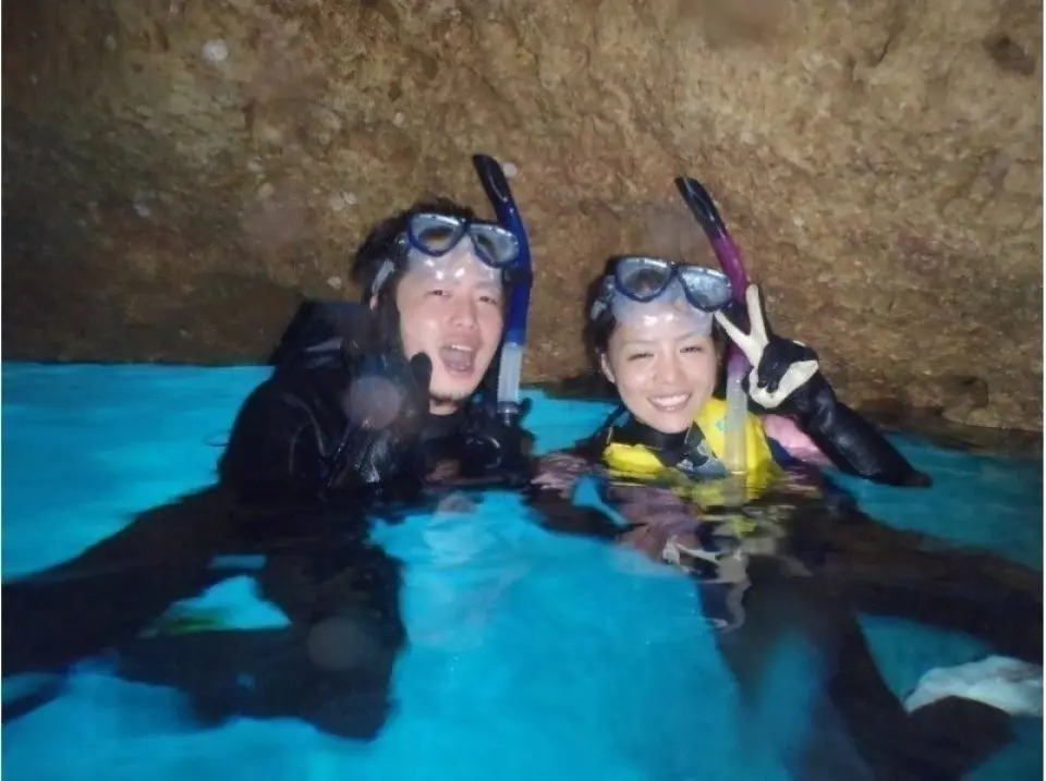 We finally head to the Blue Cave. Finally, we arrive at the Blue Cave. There are two things to see in this cave.
The first is the "blue surface of the water."
This can only be seen in certain special circumstances, so be sure to be soothed by the mystical color of the water's surface.
Of course, we'll take some commemorative photos.