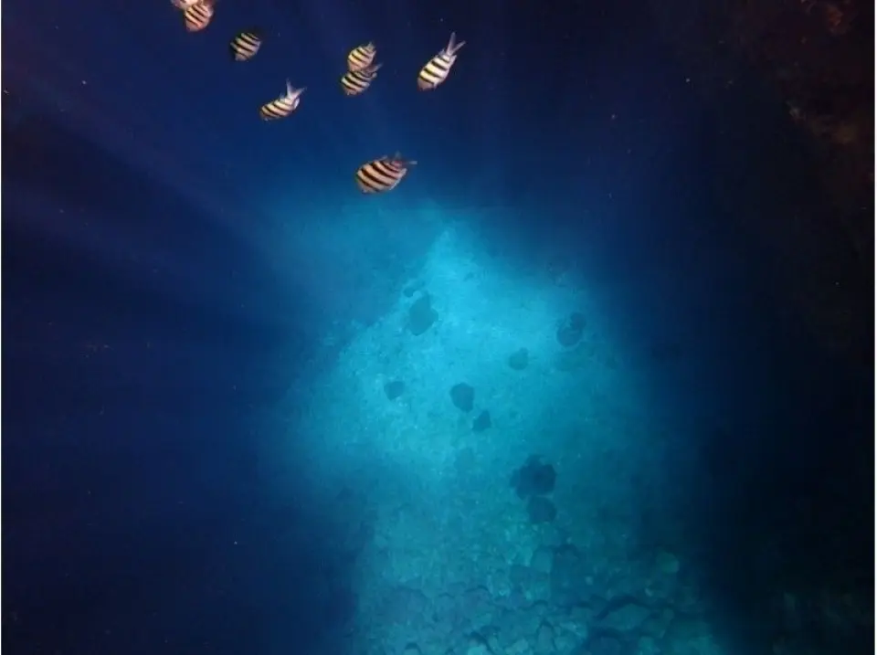Finally, we head to the Blue Cave. The second spot is "Underwater Blue." It's dark at first when you enter the Blue Cave, but when you look at the entrance from the depths of the cave, you'll see a beautiful blue. As you gradually return to the entrance, the colors change, making for a relaxing and soothing experience.