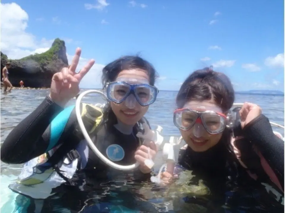 Let's practice floating in shallow water♪. Check if you can breathe underwater and equalize your ears when you're able to touch the ground with your feet.

It's easy to tense up, so try to relax and get used to breathing underwater!