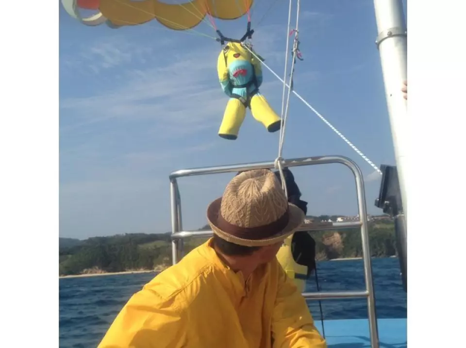 ③ Parasailing begins. Open your parachute offshore and start your flight! Enjoy a 10-minute flight!