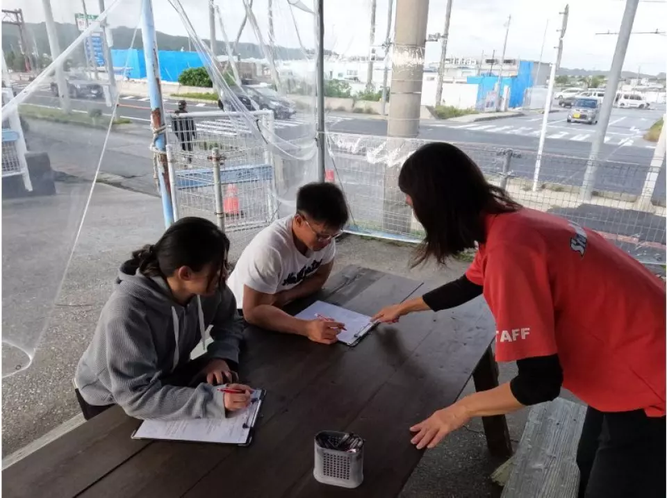 在接待處，每個人都要填寫申請表並接受健康檢查。