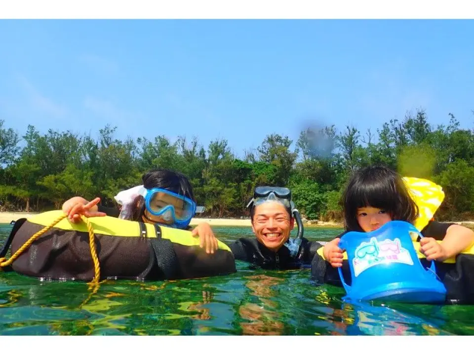 家族みんなで！！。シュノーケルが苦手な子供におは海が覗ける箱メガネがあるからお魚が見れちゃう♪