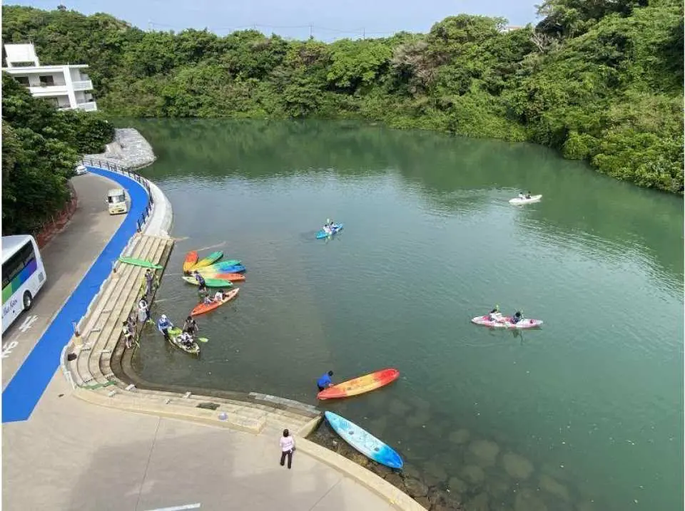 出発。2人乗りのシットオンカヤックに乗り込み、出発です！