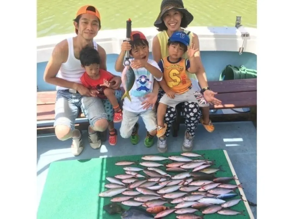 お疲れさまでした♪(12:00.17:00)。釣ったお魚はお持ち帰りも出来ます。
クーラーボックスをお持ちで無い方も、
小型発泡スチロール500円、またはお持ち帰り用のビニール袋をプレゼントしております。
お気軽にお申し付けください。