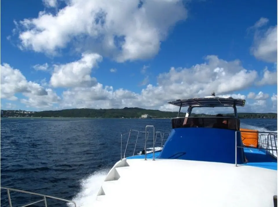 It's time to head out to sea! We'll take a boat to relatively close points in the central and northern part of Okinawa Island (Cape Zanpa, Cape Maeda, and Manza), which are just 5 to 20 minutes away.