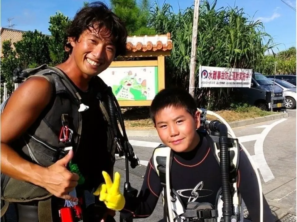 First, you'll receive a thorough preparation lecture. You'll receive a lecture on the equipment needed to ensure you enjoy diving in Okinawa's Blue Cave, and then practice using the same diving equipment you'll actually be using. 
Before you head out to sea, you'll receive practice explanations on breathing techniques, how to equalize your ears, how to swim underwater, how to maintain balance, underwater signs, and how to deal with problems. Even if you can't swim, don't worry, your dedicated instructor will support you as you swim underwater.