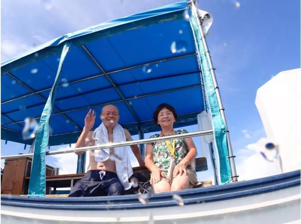 すぐそこは船なのですぐ休めます。。船の周りで泳ぐので万が一疲れてしまった場合などはすぐに船に戻ることができるので安心☆