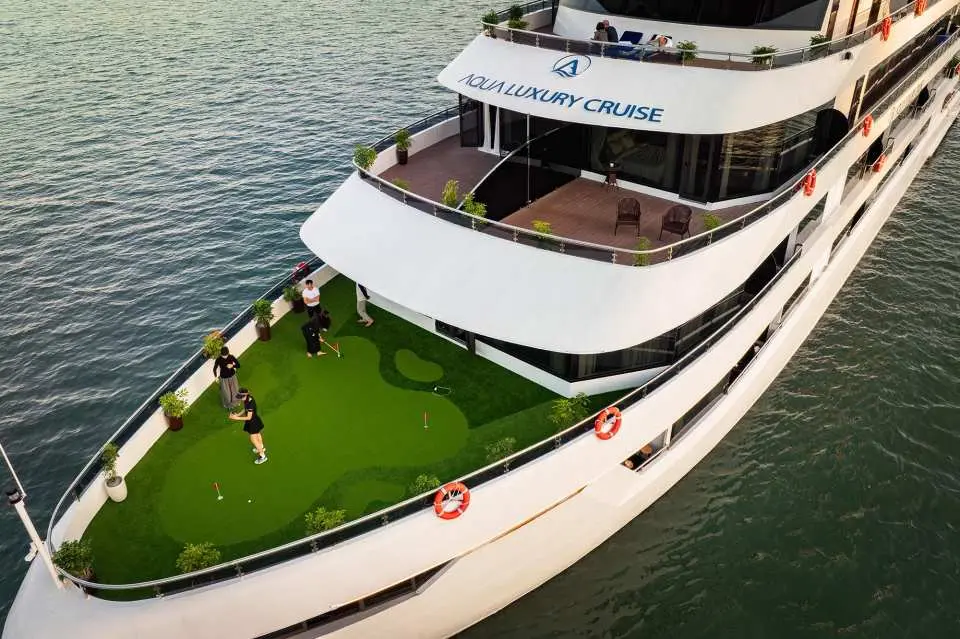 สนามมินิกอล์ฟบนเรือสำราญ Aqua Luxury Cruise เป็นไฮไลท์ความบันเทิงที่น่าดึงดูดใจ ตั้งอยู่บนชั้นสอง พร้อมวิวพาโนรามาอันงดงามของอ่าวฮาลอง