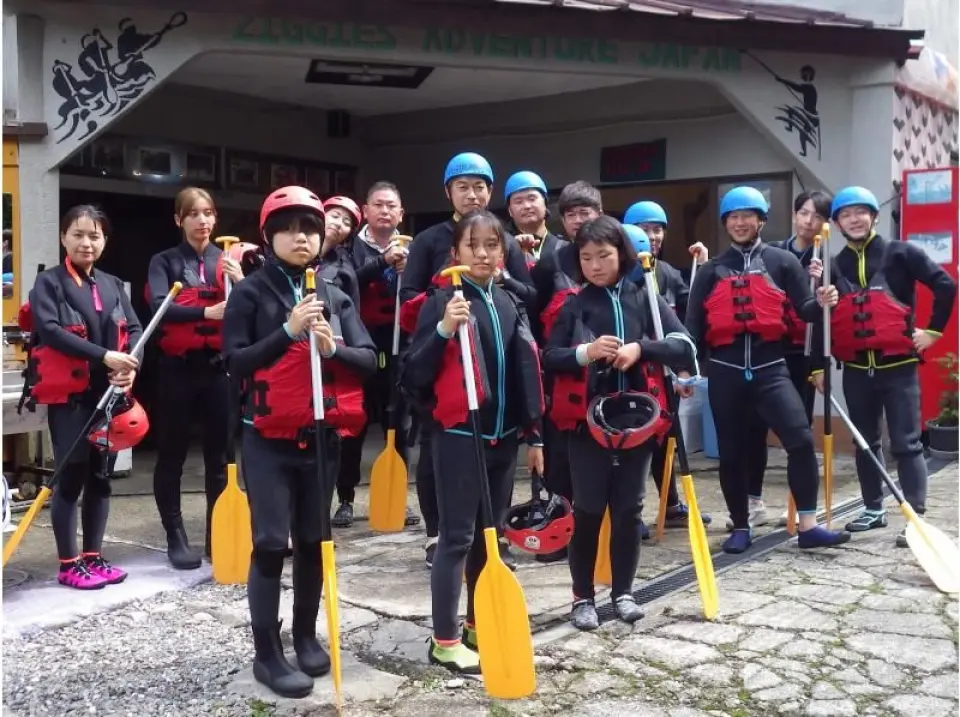 体験準備・移動。お着替えが終わりましたら、ヘルメット・ライフジャケット・パドルを持ってスタート地点までお車で移動します。車内では当日の担当ガイドが、ラフティングや観光の話題で、参加者さんのモチベーションを高めます！