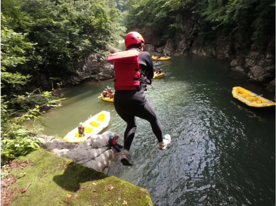 夏の川遊び盛沢山ラフティング。夏のシーズンは水位が落ち着きますが、激流ポイントも楽しめます！景色を眺めながら、存分に利根川の水源、大水上の麓でウォーターアクティビティを満喫してください。
岩からのジャンプやボディーラフティングなどの川遊びも楽しめます！