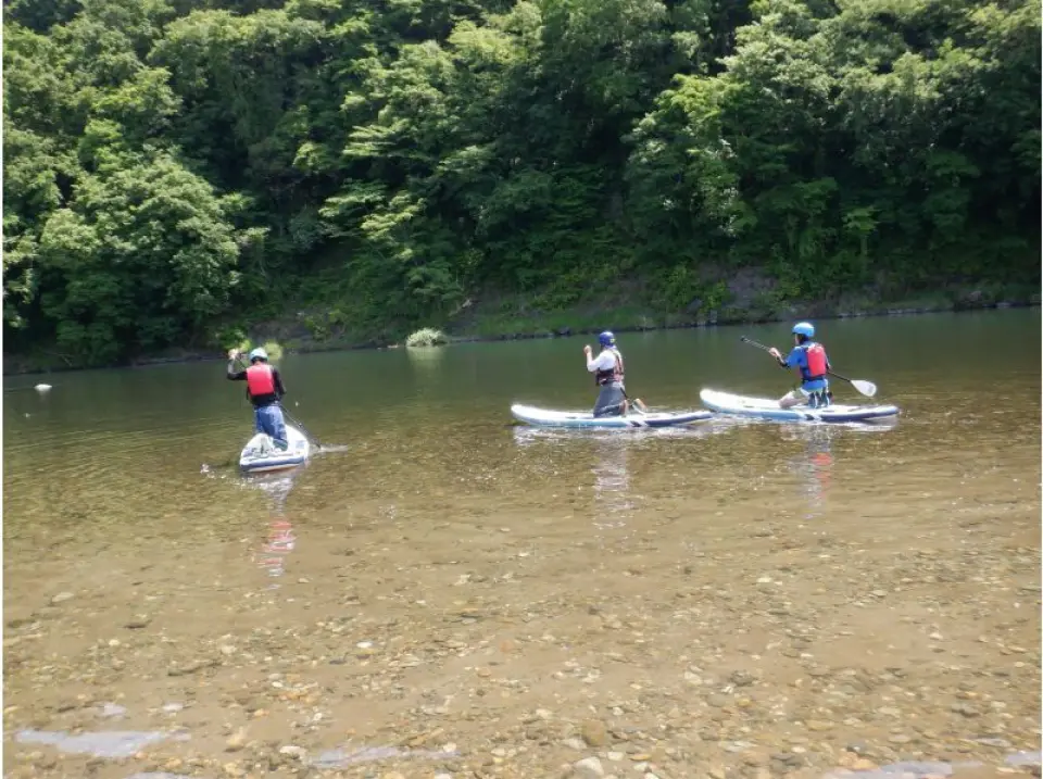 The tour begins. First, you will get used to operating the SUP (Stand Up Paddleboard) in a gentle current.