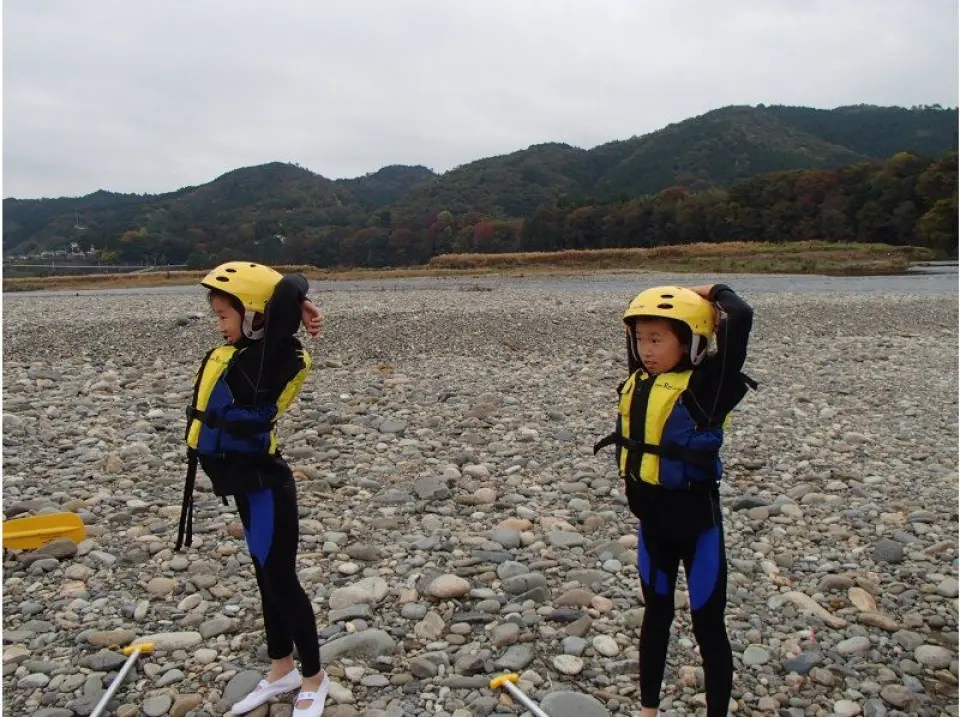 Land training. We will teach you how to hold the paddle, so even beginners will have no problem.